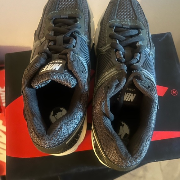 Nike Women Air Zoom Vomero 5 Sequoi dark green fits men size 9 - Picture 3 of 5